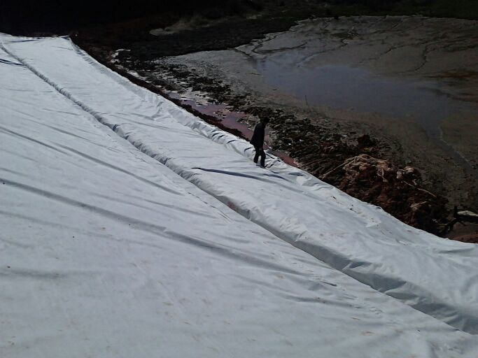 壩坡防浪護坡土工膜施工過程 土工膜價格貴嗎？