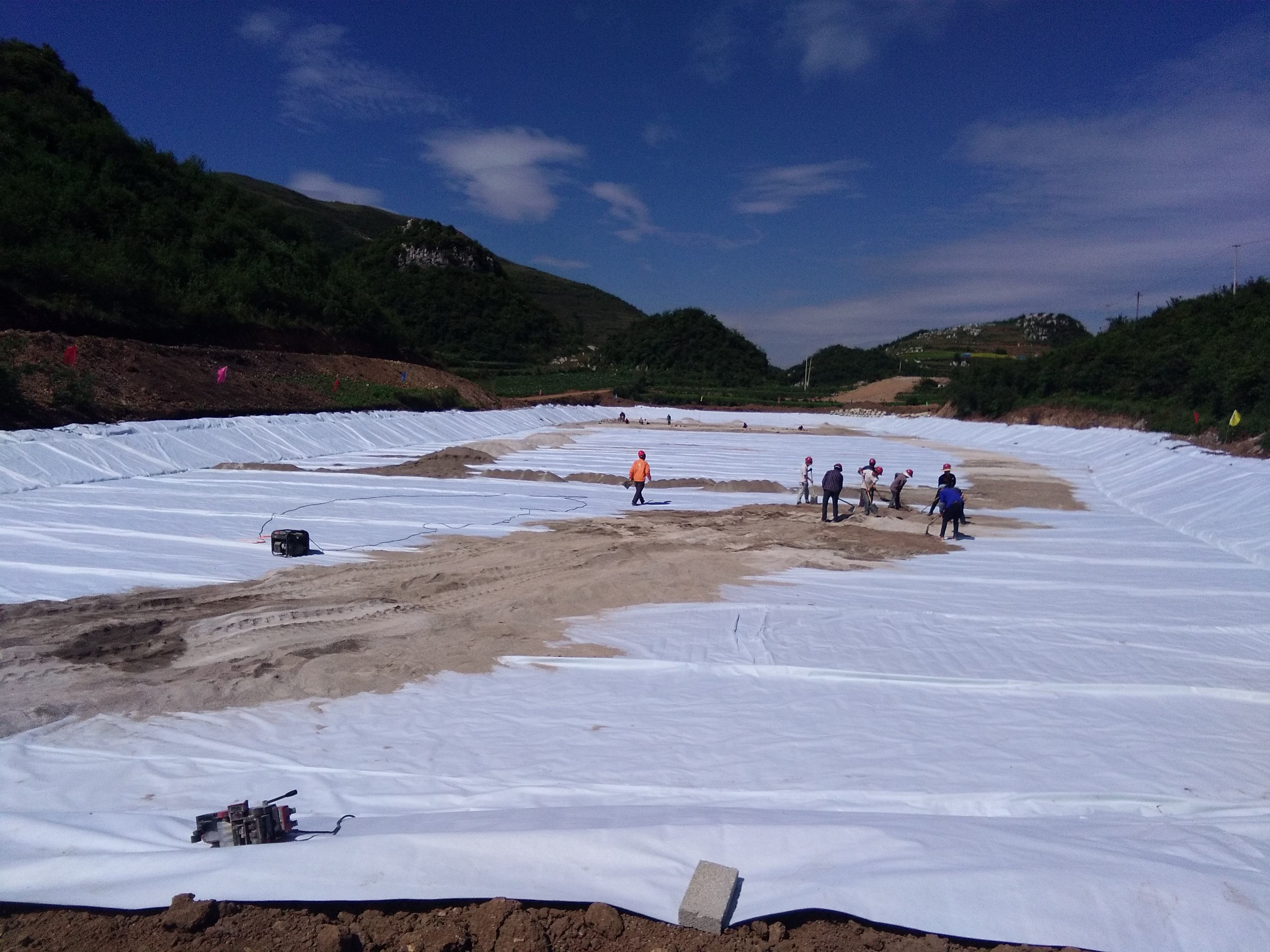 山谷型垃圾填埋場防滲土工膜規(guī)格應(yīng)如何設(shè)計(jì)？